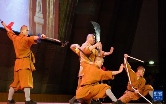 2月6日，在法國巴黎的聯(lián)合國教科文組織總部，演員表演少林功夫《和·合》。新華社記者 張百慧 攝