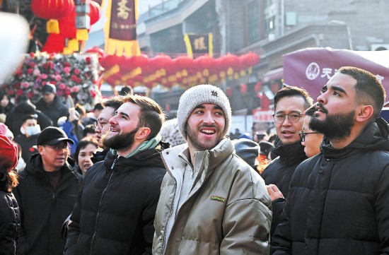 1月29日，國(guó)際游客在天津古文化街觀看春節(jié)民俗表演。圖源：中國(guó)日?qǐng)?bào)