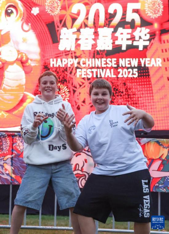 2月7日，游客在新西蘭克賴斯特徹奇新春嘉年華活動(dòng)上跳舞。新華社記者 龍雷 攝