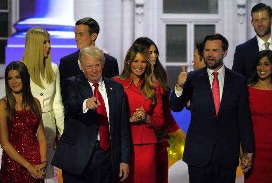 圖為萬斯（前排右二）2024年7月18日與特朗普（前排左二）在美國威斯康星州密爾沃基市參加共和黨全國代表大會的資料照片。新華社記者吳曉凌攝