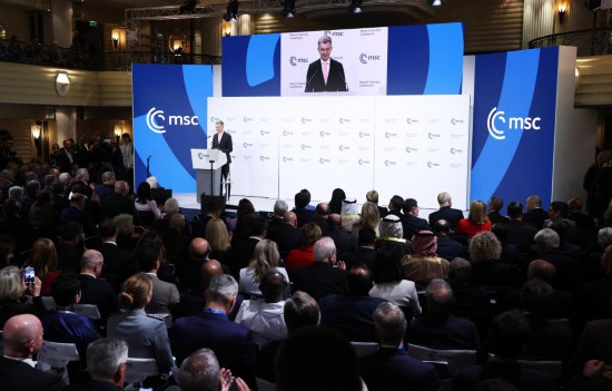 圖為2月14日在德國慕尼黑拍攝的慕安會開幕式現(xiàn)場。新華社記者高靜攝