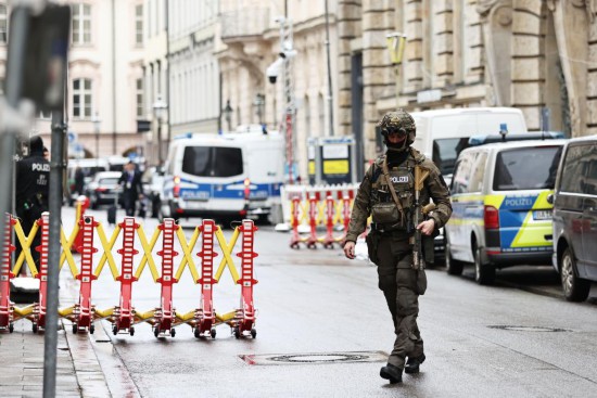 2月14日，警察在德國慕尼黑安全會議主會場外警戒。新華社記者高靜攝