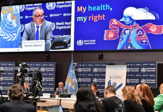 2024年12月10日，世界衛(wèi)生組織總干事譚德塞在瑞士日內(nèi)瓦世衛(wèi)組織總部出席年度新聞發(fā)布會(huì)并講話。（新華社記者連漪攝）