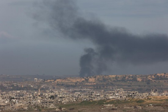   這是1月19日從以色列南部拍攝的加沙地帶遭襲情況。新華社發(fā)（吉爾·科恩·馬根攝）