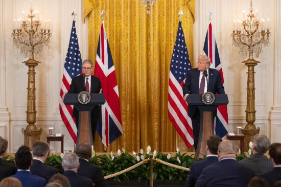   2月27日，美國(guó)總統(tǒng)特朗普（右）與英國(guó)首相斯塔默在華盛頓白宮出席聯(lián)合記者會(huì)。新華社記者 胡友松 攝