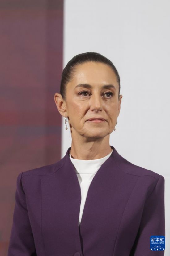   3月4日，在墨西哥首都墨西哥城國家宮，墨西哥總統(tǒng)辛鮑姆出席新聞發(fā)布會。新華社發(fā)（弗朗西斯科·卡涅多攝）