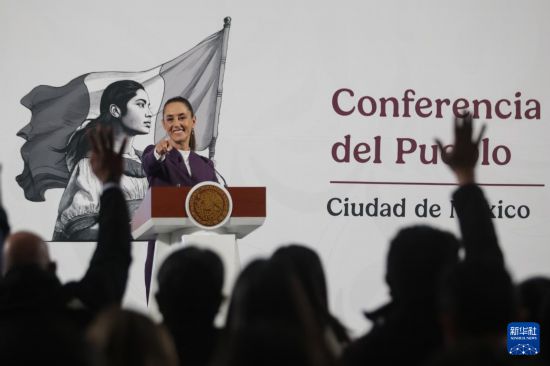   3月4日，在墨西哥首都墨西哥城國家宮，墨西哥總統(tǒng)辛鮑姆出席新聞發(fā)布會。新華社發(fā)（弗朗西斯科·卡涅多攝）