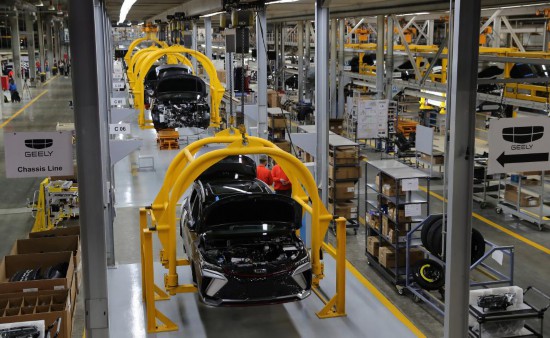 　　2025年1月15日，在埃及吉薩省的十月六日城，工人在吉利汽車埃及工廠生產(chǎn)線上作業(yè)。作為中國汽車生產(chǎn)商吉利汽車在中東和非洲的首家全散件組裝工廠，吉利汽車埃及工廠日前正式投產(chǎn)下線旗下兩款車型。該工廠投產(chǎn)將推動(dòng)埃及汽車制造轉(zhuǎn)型升級(jí)，為消費(fèi)者帶來更好的智能出行新體驗(yàn)。新華社記者 王東震 攝