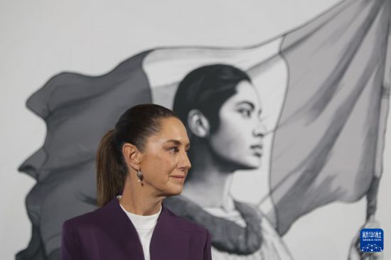   3月4日，在墨西哥首都墨西哥城國家宮，墨西哥總統(tǒng)辛鮑姆出席新聞發(fā)布會。新華社發(fā)（弗朗西斯科·卡涅多攝）