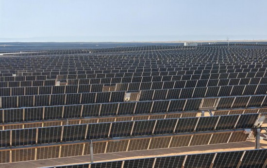 　　2024年12月14日，由中國企業(yè)承建的埃及阿斯旺康翁波光伏電站投入運(yùn)營。該電站裝機(jī)容量500兆瓦，投入運(yùn)營后預(yù)計(jì)將為25.6萬戶埃及家庭提供電力。圖為2024年11月9日拍攝的康翁波光伏電站。新華社發(fā)（中國能建供圖）