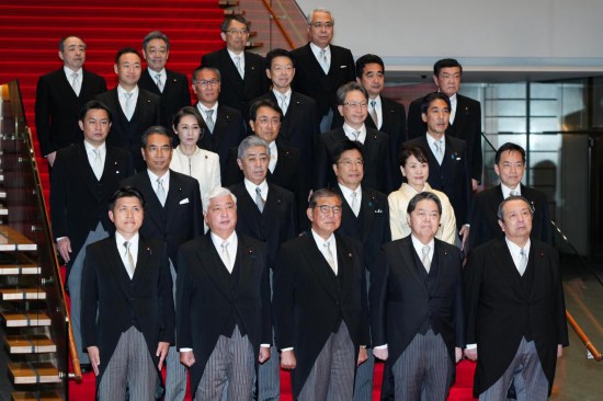 2024年11月11日，日本首相石破茂（前排中）經(jīng)國會(huì)眾參兩院首相指名選舉當(dāng)選日本第103任首相，隨即組建新內(nèi)閣。圖為石破茂在日本東京的首相官邸率閣僚合影。新華社記者張笑宇攝