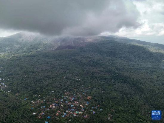 這是3月21日在印度尼西亞東努沙登加拉省東弗洛勒斯縣拍攝的噴發(fā)中的勒沃托比火山（無人機照片）。新華社發(fā)（印尼國家搜救局供圖）