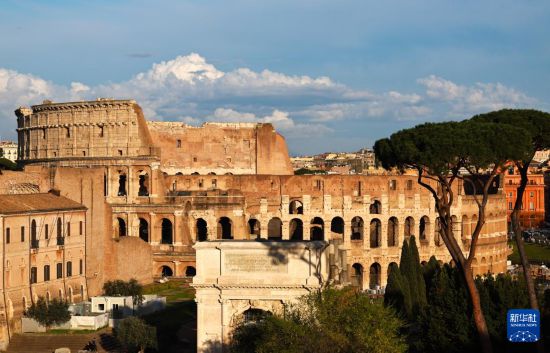這是3月25日在意大利羅馬拍攝的夕陽下的斗獸場(chǎng)。新華社記者 李京 攝