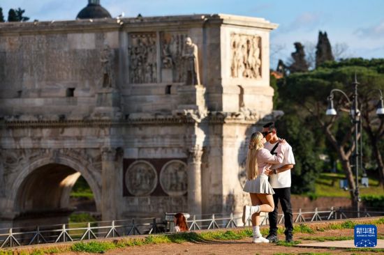3月25日，在意大利羅馬，情侶在君士坦丁凱旋門前留影。新華社記者 李京 攝
