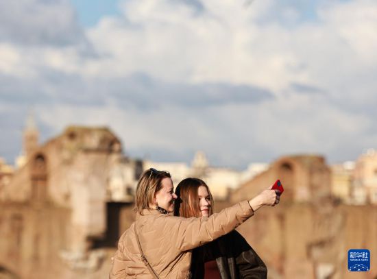 3月25日，游客在意大利羅馬留影。新華社記者 李京 攝