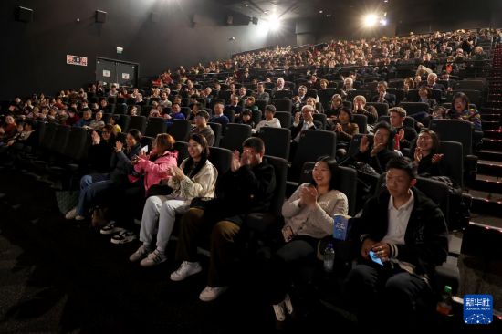 3月26日，在比利時(shí)布魯塞爾，觀(guān)眾在《哪吒之魔童鬧?！肥子郴顒?dòng)上觀(guān)影。新華社記者 趙丁喆 攝