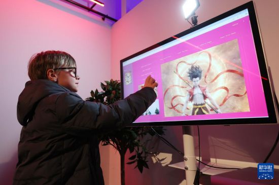 3月26日，在比利時(shí)布魯塞爾，小朋友在《哪吒之魔童鬧海》首映活動(dòng)上體驗(yàn)“哪吒”換臉游戲。新華社記者 趙丁喆 攝