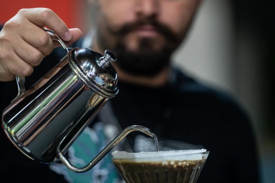 2023年11月9日，咖啡師在巴西貝洛奧里藏特舉行的咖啡周上制作咖啡。新華社記者王天聰攝