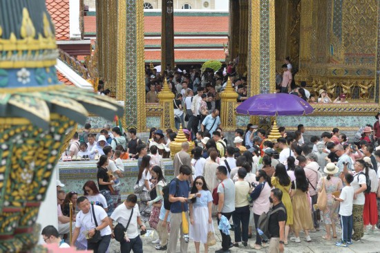 2024年10月3日，中國游客在泰國曼谷大皇宮游覽。新華社發(fā)（拉亨攝）