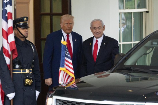   4月7日，美國總統(tǒng)特朗普在華盛頓白宮迎接到訪的以色列總理內(nèi)塔尼亞胡。新華社記者胡友松攝
