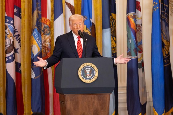 2025年3月20日，美國總統(tǒng)特朗普在華盛頓白宮簽署行政令前講話。新華社記者胡友松攝