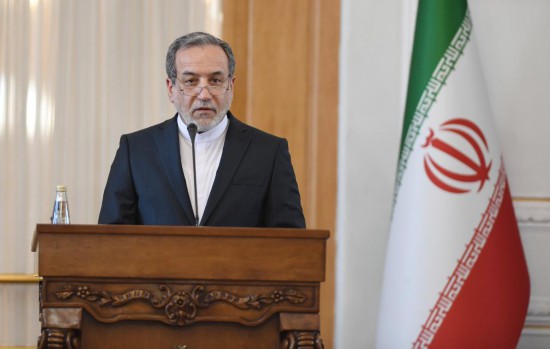 2025年2月25日，在伊朗德黑蘭，伊朗外交部長阿拉格齊出席聯(lián)合新聞發(fā)布會(huì)。新華社記者沙達(dá)提攝