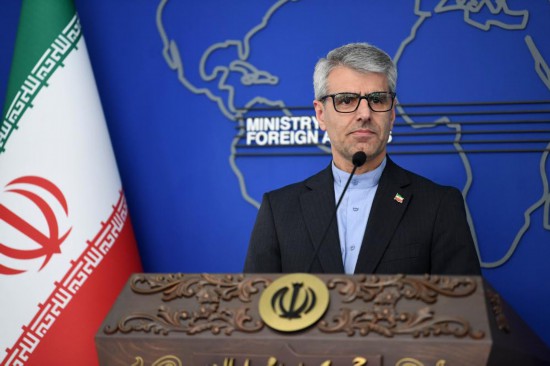 2025年3月10日，伊朗外交部發(fā)言人巴加埃在德黑蘭出席新聞發(fā)布會(huì)。新華社記者沙達(dá)提攝