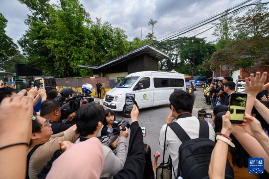 　5月18日，在馬來西亞吉隆坡，運送大熊貓的汽車從國家動物園駛出。新華社發(fā)（張紋綜攝）