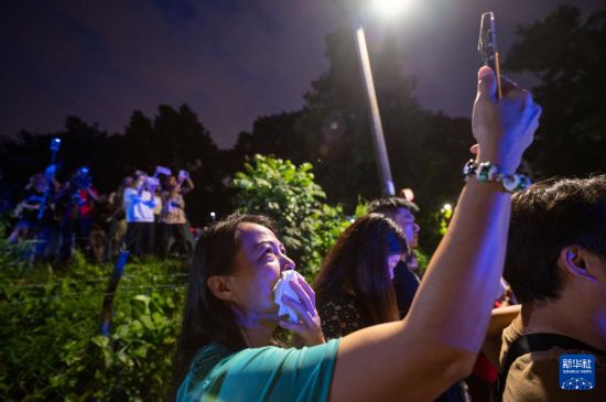 5月18日，民眾聚集在馬來西亞吉隆坡的國家動物園外與大熊貓告別。新華社發(fā)（張紋綜攝）