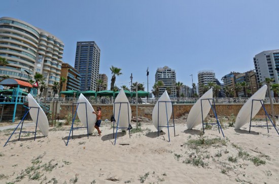 4月30日，游客在黎巴嫩貝魯特一處公共海灘休閑。新華社發(fā)（比拉爾·賈維希攝）