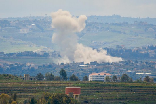 3月22日，在黎巴嫩南部的一處村莊，遭空襲的地點(diǎn)冒起濃煙。新華社發(fā)（阿里·哈希紹攝）