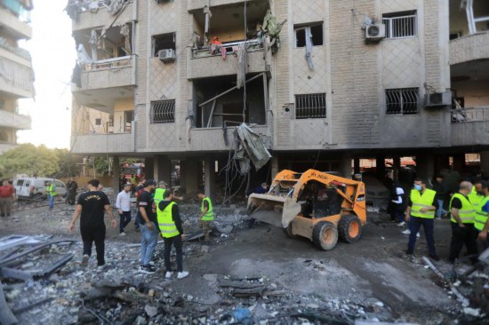 4月27日，在黎巴嫩貝魯特南郊，人們查看以色列空襲后受損的建筑。新華社發(fā)（比拉爾·賈維希攝）