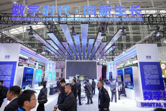 　5月17日，參會(huì)者在第三十四屆哈洽會(huì)數(shù)字經(jīng)濟(jì)展區(qū)參觀。新華社記者 王建威 攝