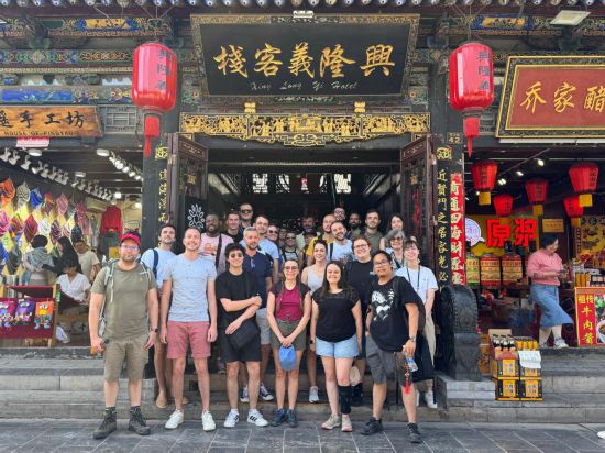 5月14日，法國游客在山西平遙古城合影留念。新華社記者 王學(xué)濤 攝