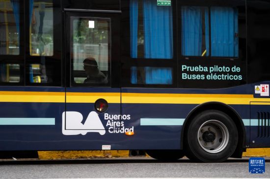 　5月7日，乘客在阿根廷布宜諾斯艾利斯乘坐電動公交車。新華社發(fā)（馬丁·薩巴拉攝）