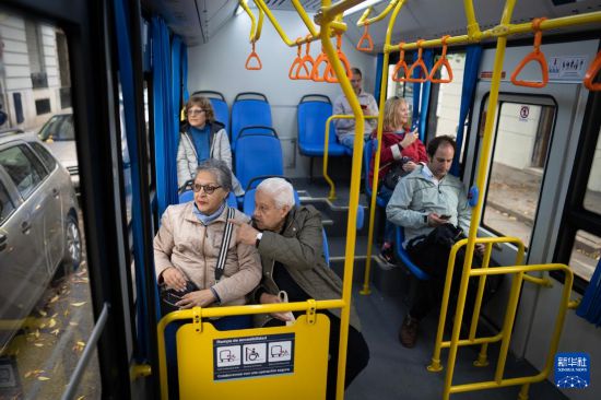 5月7日，乘客在阿根廷布宜諾斯艾利斯乘坐電動公交車。新華社發(fā)（馬丁·薩巴拉攝）