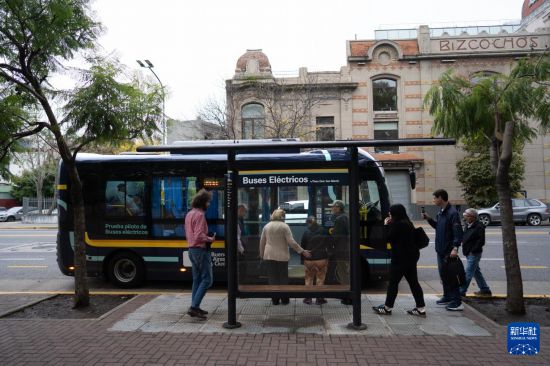 5月7日，乘客在阿根廷布宜諾斯艾利斯街頭登上電動公交車。新華社發(fā)（馬丁·薩巴拉攝）