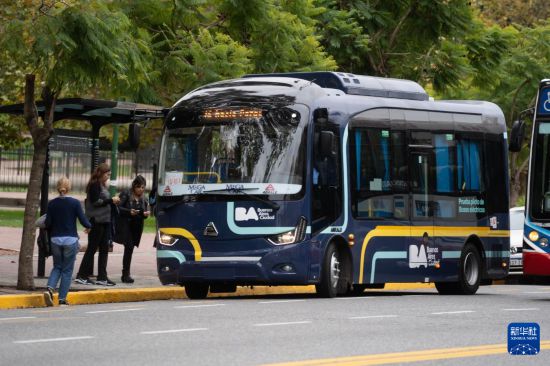 　5月7日，乘客在阿根廷布宜諾斯艾利斯街頭登上電動公交車。新華社發(fā)（馬丁·薩巴拉攝）