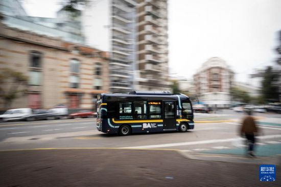 5月7日，電動(dòng)公交車駛過(guò)阿根廷布宜諾斯艾利斯街頭。新華社發(fā)（馬丁·薩巴拉攝）