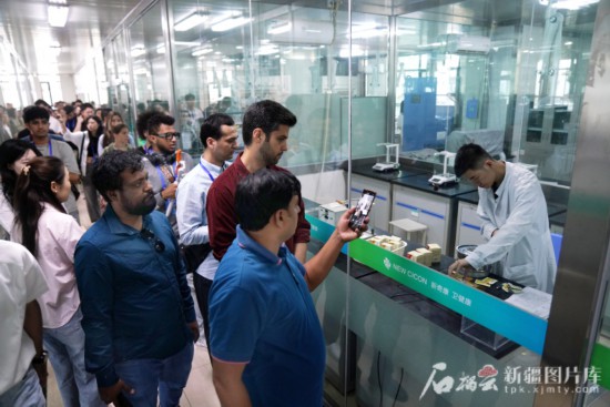 　5月26日，嘉賓們近距離參觀新奇康藥業(yè)股份有限公司的實驗室。