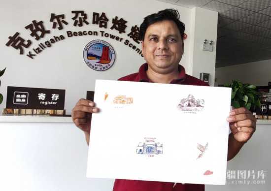 5月25日，2025上合組織國家青年文化交流營（南疆線）的嘉賓們參觀了克孜爾尕哈烽燧。巴基斯坦國際新聞通訊社中國新聞辦公室編輯哈瓦賈·哈馬扎·伊克巴爾蓋上了克孜爾尕哈烽燧紀(jì)念章，留作紀(jì)念。