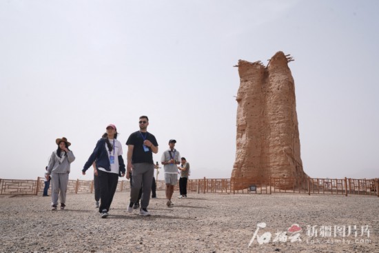 5月25日，2025上合組織國家青年文化交流營（南疆線）的嘉賓們參觀了克孜爾尕哈烽燧。