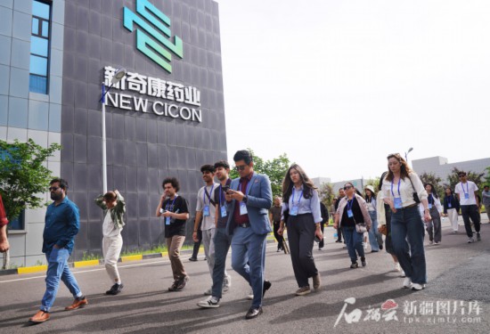 5月26日，2025上合組織國家青年文化交流營（南疆線）嘉賓們走進新奇康藥業(yè)股份有限公司。