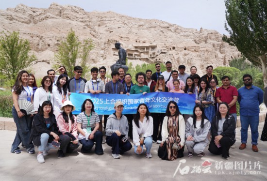 5月25日，2025上合組織國家青年文化交流營（南疆線）的嘉賓們參訪了克孜爾千佛洞并留影。