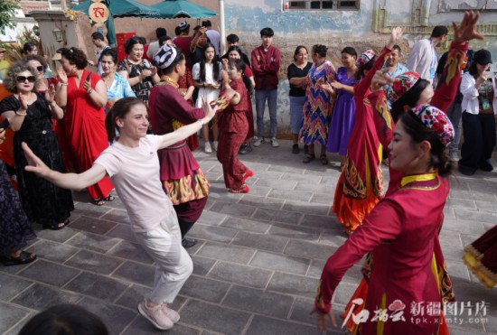 5月24日，在庫車市龜茲小巷，俄羅斯塔斯社高級記者安娜·福米娜和演員們共舞。
