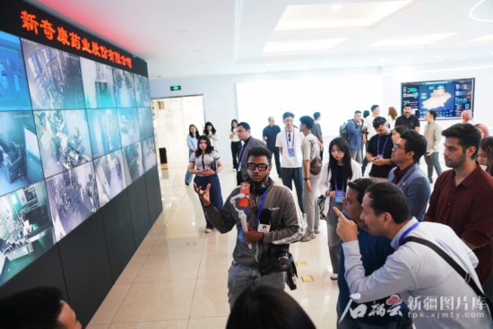 5月26日，在新奇康藥業(yè)股份有限公司，阿聯(lián)酋迪拜電視臺主持人蘇丹·阿爾巴盧什正在拍攝報道素材。