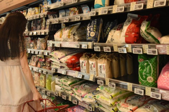 5月21日，顧客在日本東京的一家超市選購大米。新華社記者胡曉格攝