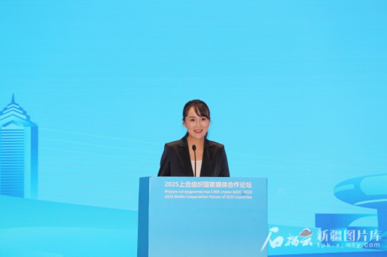 5月23日，在2025上合組織國(guó)家媒體合作論壇青年文化交流營(yíng)活動(dòng)中，人民日?qǐng)?bào)社記者阿爾達(dá)克·塔巴拉克發(fā)言。石榴云/新疆日?qǐng)?bào)記者 李雄心攝