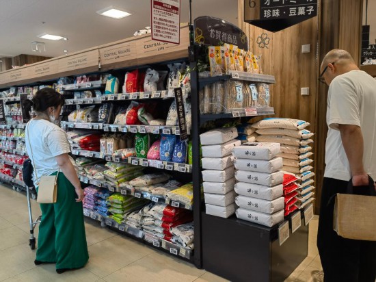 5月21日，顧客在日本東京的一家超市購(gòu)買大米。新華社記者胡曉格攝