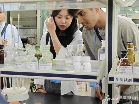 5月26日，2025上合組織國(guó)家媒體合作論壇嘉賓參觀新奇康藥業(yè)股份有限公司實(shí)驗(yàn)室。石榴云/新疆日?qǐng)?bào)記者 宋海波攝